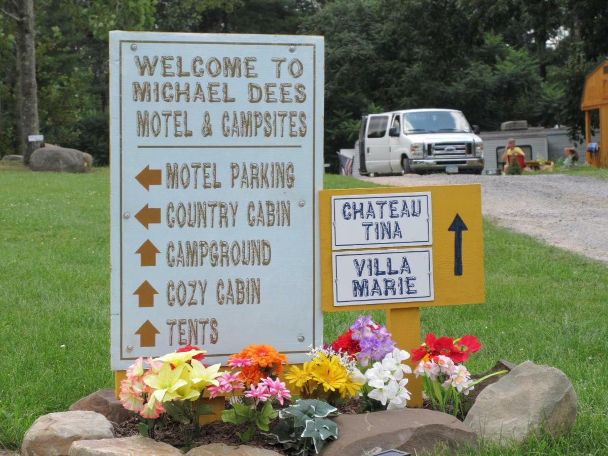 Michael Dee'S Motel East Durham Exterior photo
